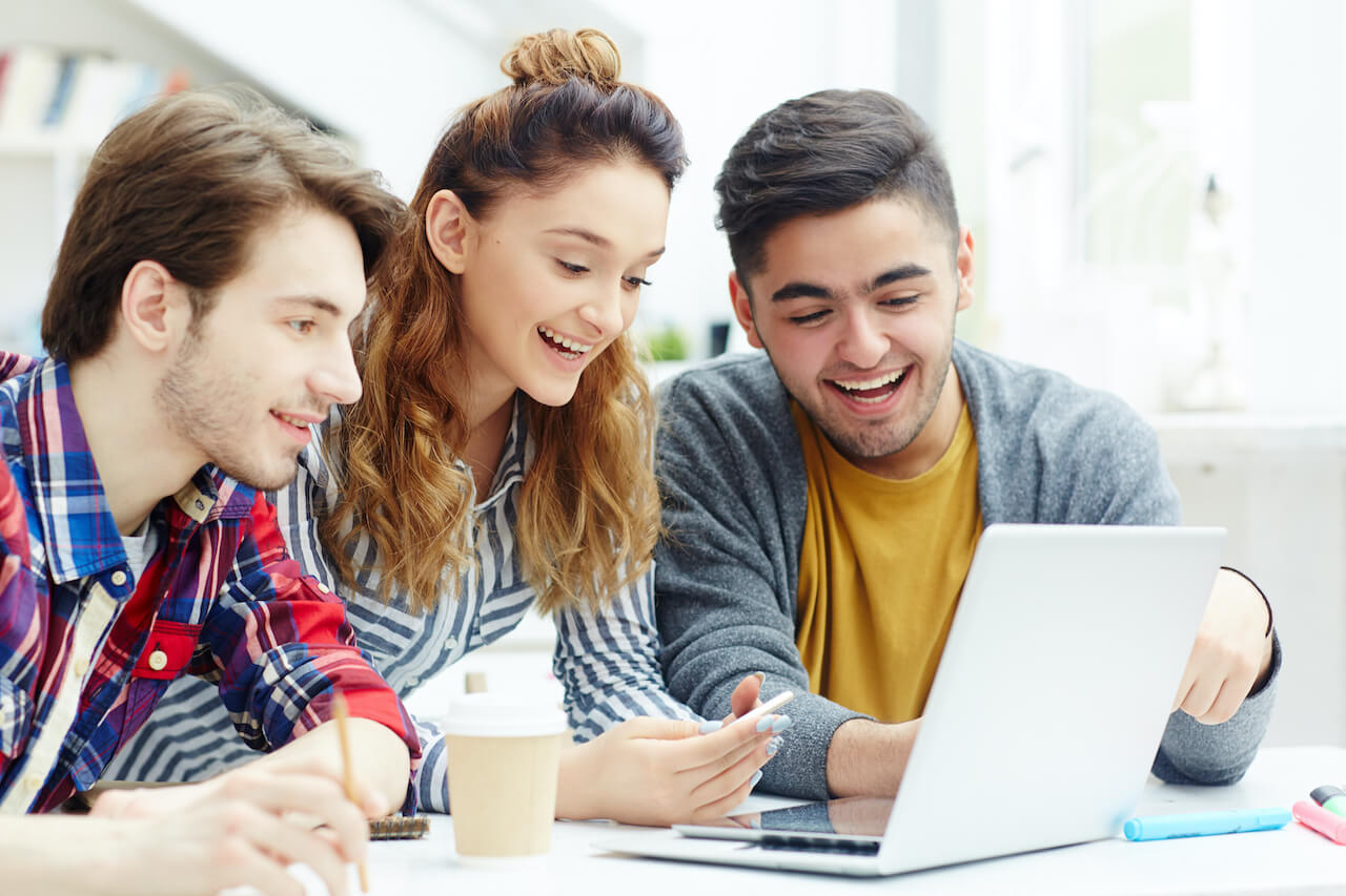 Título electrónico Colegio de Estudios Superiores en Odontología